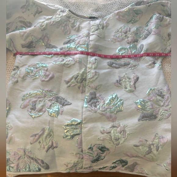 LIKE NEW - gorgeous Arianne Pastel Floral shimmer top - Picture 9 of 10